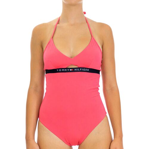 Frau trägt pinken Badeanzug mit Tommy Hilfiger Logo.