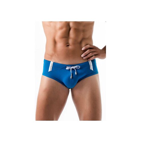 Mann in blauer Badehose mit Kordelzug, Oberkörperfrei