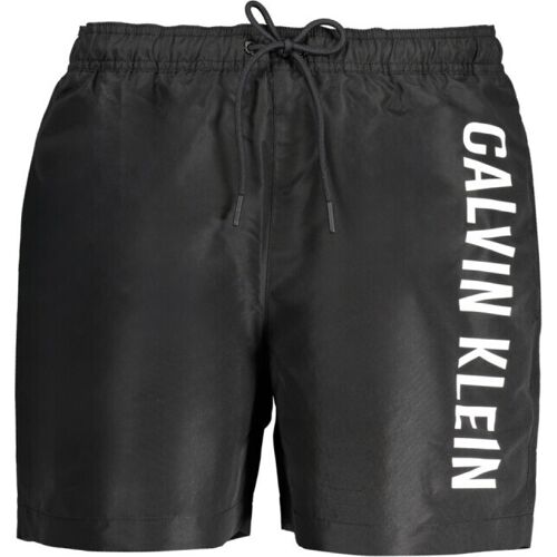 Schwarze Calvin Klein Badehose mit vertikalem Logo auf linkem Bein.