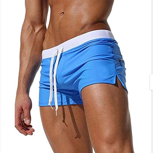 Blaue Badehose mit weißem Bund und Kordel, an einem männlichen Model präsentiert. Blaue Badehose mit weißem Bund und Kordel, an einem männlichen Model präsentiert.
