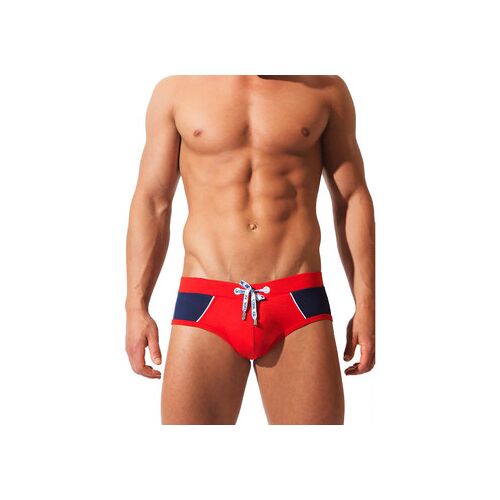 Rote Badehose mit blauen Akzenten und Kordelzug auf weißem Hintergrund.