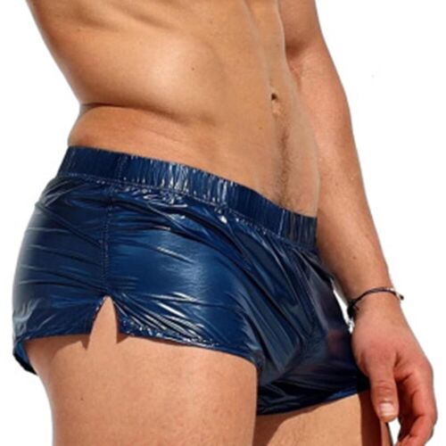 Mann in blauer glänzender Badehose von der Seite. Mann in blauer glänzender Badehose von der Seite.