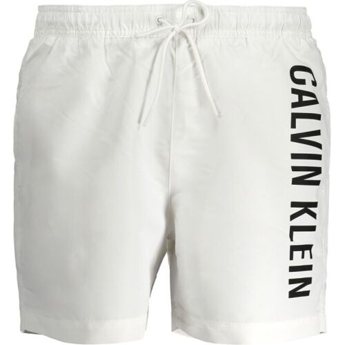 Weiße Calvin Klein Badehose mit schwarzem Logo an der Seite.