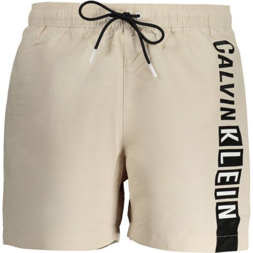 Beigefarbene Badeshorts mit schwarzem Kordelzug und vertikalem Logo. Beigefarbene Badeshorts mit schwarzem Kordelzug und vertikalem Logo.