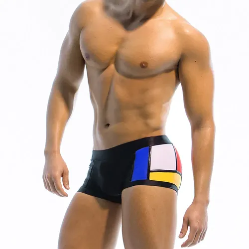 Nahaufnahme von farbenfrohen, geometrischen Herren-Badeshorts vor weißem Hintergrund.