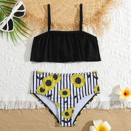 Zweiteiliger Bikini mit Sonnenblumenmuster auf Sandstrand mit Accessoires Zweiteiliger Bikini mit Sonnenblumenmuster auf Sandstrand mit Accessoires