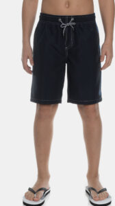 Person trägt schwarze Badehose und Flip-Flops auf hellem Hintergrund.