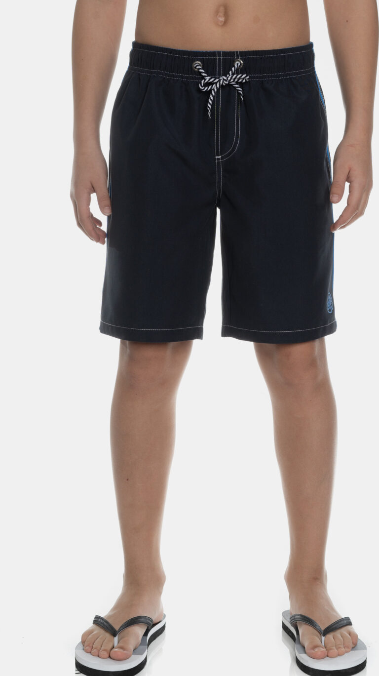 Person trägt schwarze Badehose und Flip-Flops auf hellem Hintergrund.