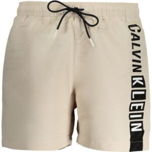 Beigefarbene Badeshorts mit schwarzem Kordelzug und vertikalem Logo.