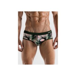 Mann trägt bunte Boxer-Shorts mit Palmenmuster vor weißem Hintergrund.