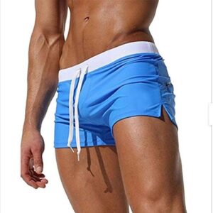 Blaue Badehose mit weißem Bund und Kordel, an einem männlichen Model präsentiert.
