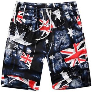 Gemusterte Shorts mit Flaggen im grafischen Design auf dunklem Hintergrund.