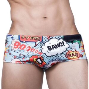 Bunte Boxer-Shorts mit Comic-Motiven und lautmalerischen Wörtern auf hellem Hintergrund.