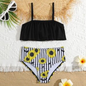 Zweiteiliger Bikini mit Sonnenblumenmuster auf Sandstrand mit Accessoires