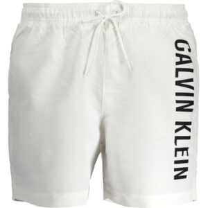 Weiße Calvin Klein Badehose mit schwarzem Logo an der Seite.